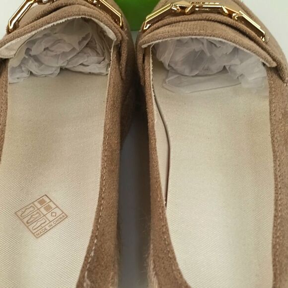 Women's Tan Slip On Faux Sued Loafers with Gold Chain Accent Sz 9 (40) - Picture 10 of 13